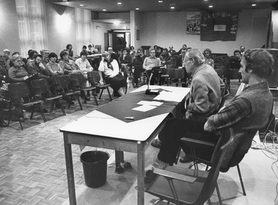 407253 Afbeelding van een solidariteitsbijeenkomst voor inwoners van Zuilen in het Ludgercentrum te Utrecht in verband ...